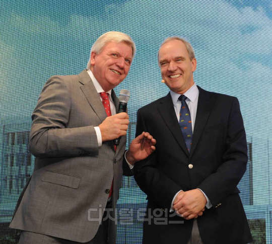 지난 1일 담스타트 머크 본사에서 열린 머크 이노베이션 센터 개소식 행사에 참석한 폴커 부피에 독일 헤센주 총리(왼쪽)와 칼 루드비히 클레이 머크 CEO. <머크 제공>